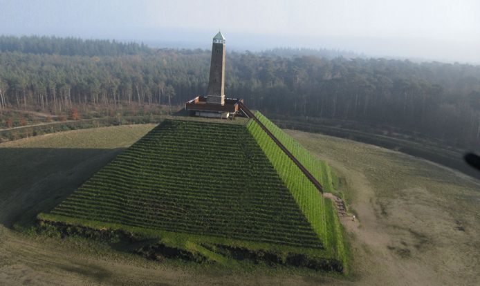 Inloop Pyramide van Austerlitz